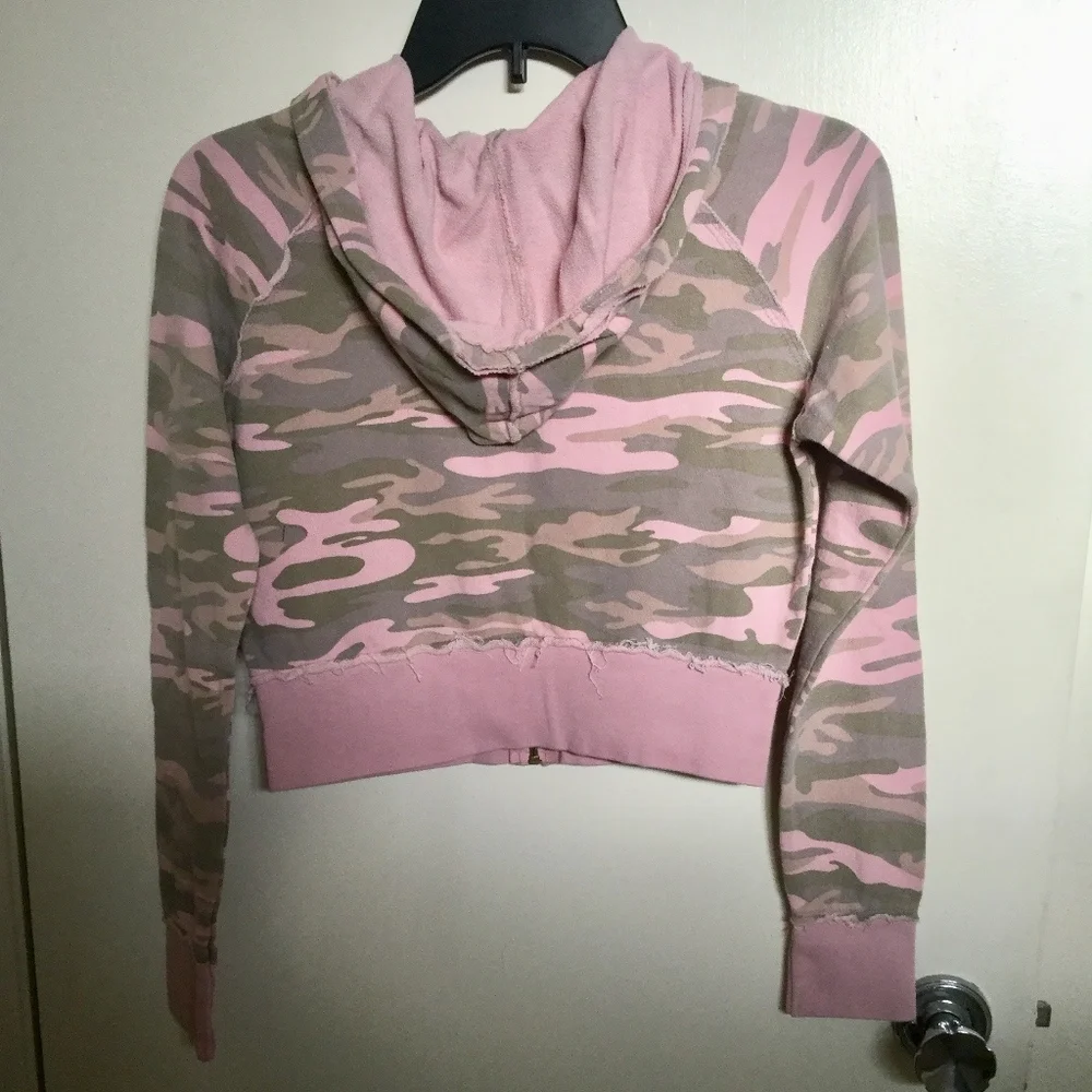 Vintage girl's camo print cropped hoodie